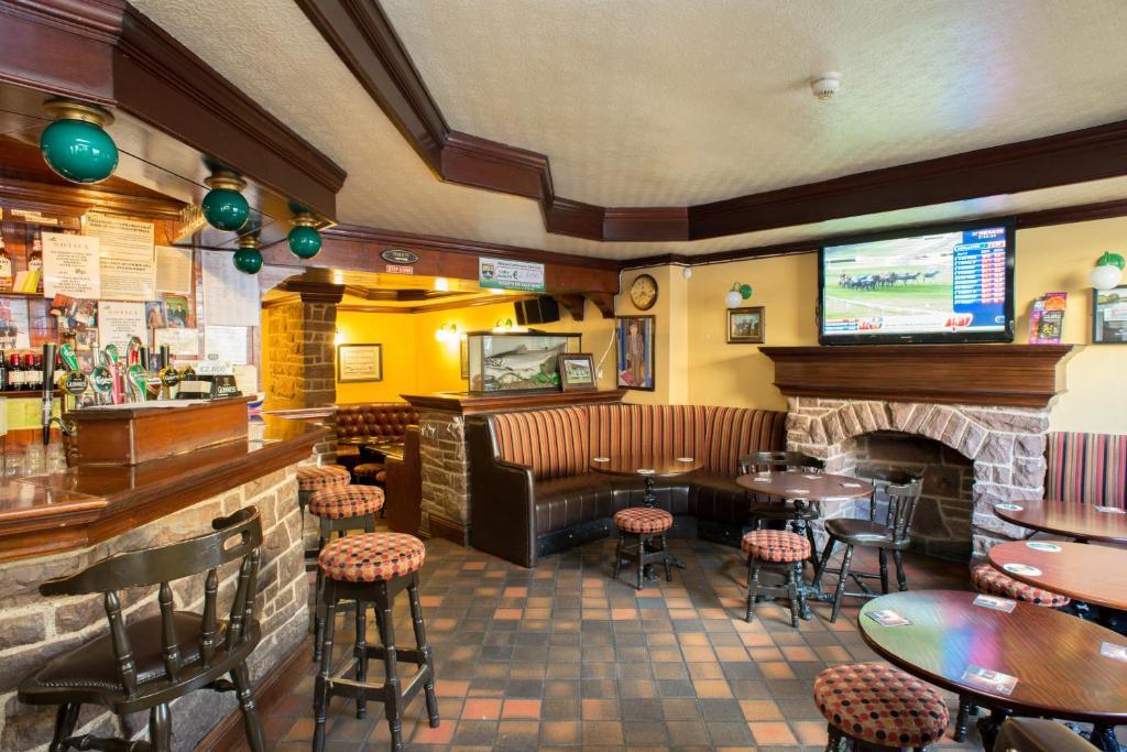Larkin'S Pub, Restaurant, And B&B Milltown  Dış mekan fotoğraf