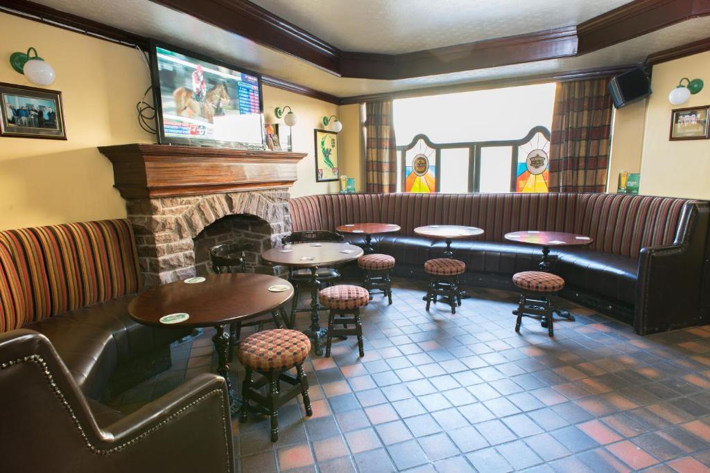 Larkin'S Pub, Restaurant, And B&B Milltown  Dış mekan fotoğraf
