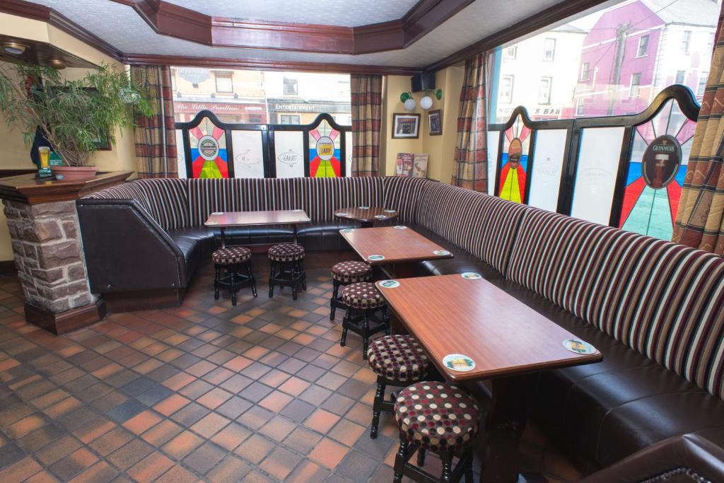 Larkin'S Pub, Restaurant, And B&B Milltown  Dış mekan fotoğraf