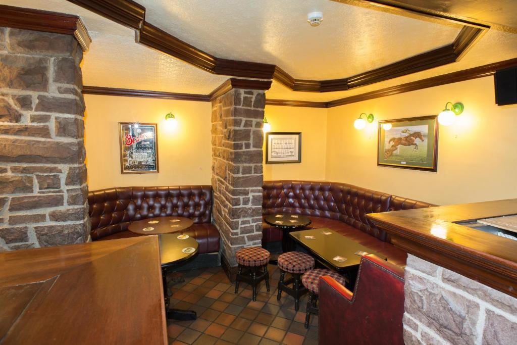 Larkin'S Pub, Restaurant, And B&B Milltown  Dış mekan fotoğraf